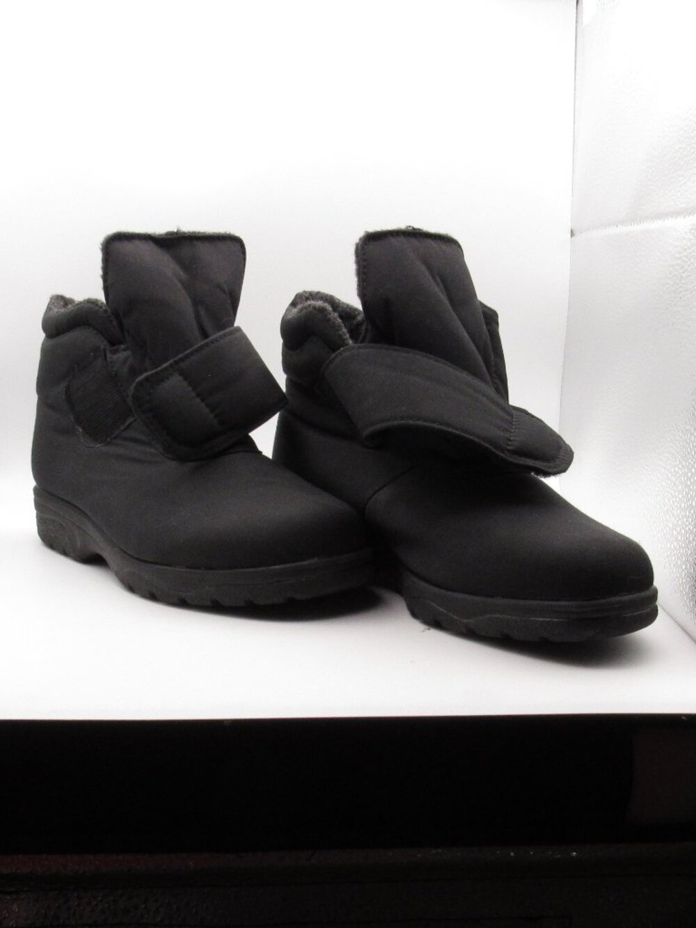 Toe Warmers Black Women's Low Boot Size 8 2W T99849 Hook & Loop Made in Canada